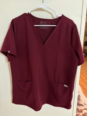 Figs V-Neck Scrub Top in Burgundy Wine